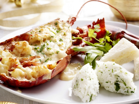 Hele kreeft Thermidor in witte wijnsaus met Parmezaanse kaas